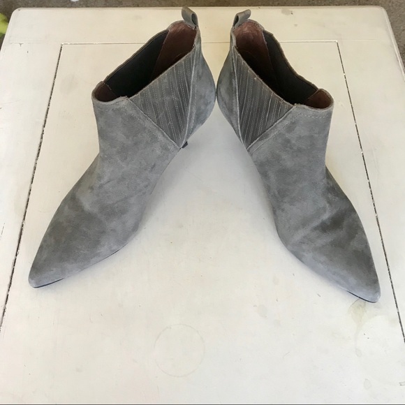 Donald J. Pliner Shoes - Donald J Pliner Faie Grey Heels size 9M